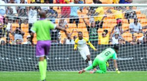 Lebohang Maboe of Mamelodi Sundowns and Virgil Vries of Kaizer Chiefs