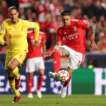 LISBON, PORTUGAL - APRIL 05: Darwin Nunez of S.L. Benfica controls the ball ahead of Virgil van Dijk of Liverpool during the UEFA Champions League Quarter Final Leg One match between SL Benfica and Liverpool FC at Estadio da Luz on April 05, 2022 in Lisbon, Portugal. (Photo by Julian Finney/Getty Images)