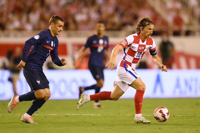 Luka Modric of Croatia runs with the ball whilst under pressure from Antoine Griezmann of France during the UEFA Nations League League A Group 1 match between Croatia and France at Stadion Poljud on June 06, 2022 in Split, Croatia. (Photo by Jurij Kodrun/Getty Images)