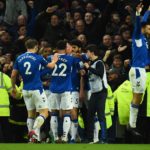 10-man Everton strike late to hold Tottenham