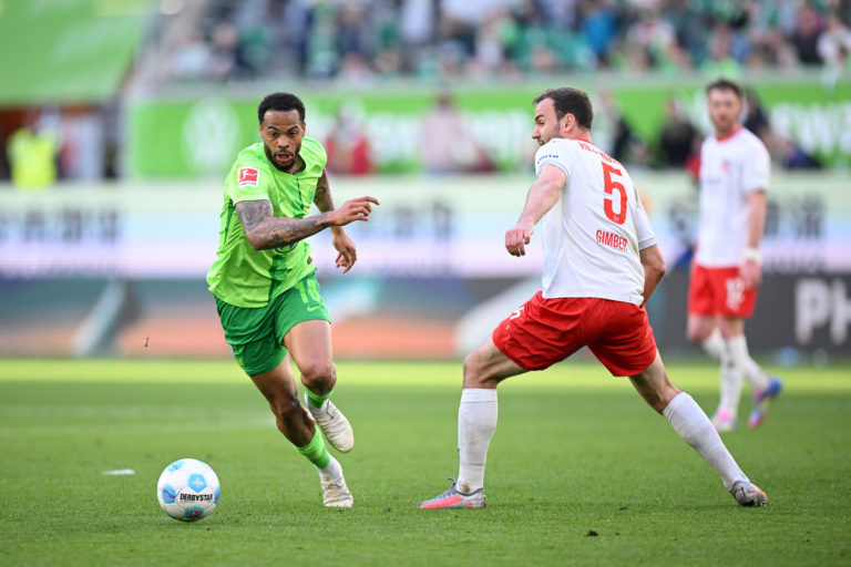 WOLFSBURG, GERMANY - MARCH 29: Lukas Nmecha of VfL Wolfsburg battles for possession with Benedikt Gimber of 1.FC Heidenheim 1846 during the Bundesliga match between VfL Wolfsburg and 1. FC Heidenheim 1846 at Volkswagen Arena on March 29, 2025 in Wolfsburg, Germany. (Photo by Stuart Franklin/Getty Images)
