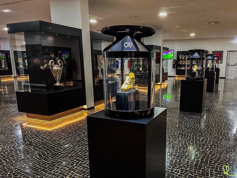 Fans queue for opening of Cristiano exhibition