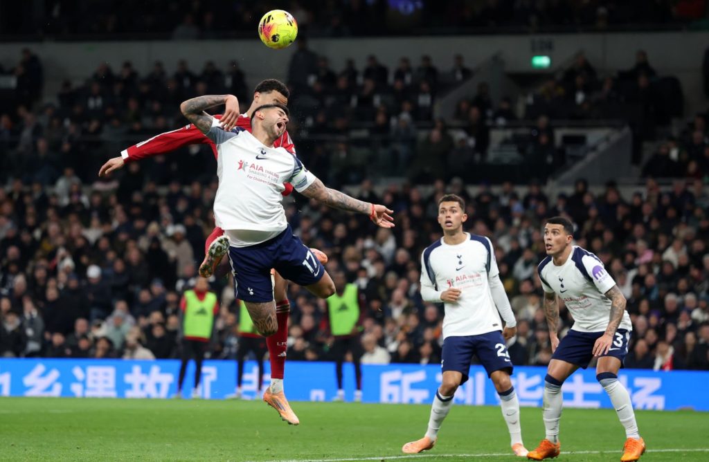 Arsenal stay top, Liverpool beat nine-man Spurs