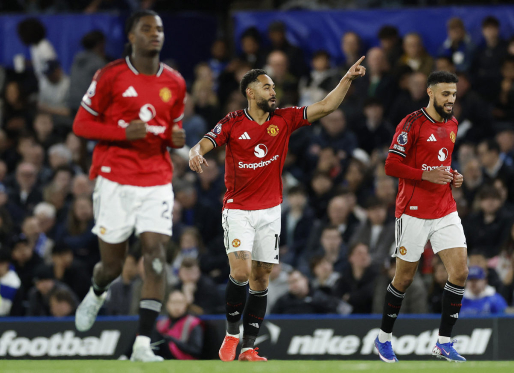 United edge Chelsea, Spurs stunned by late Brighton equaliser