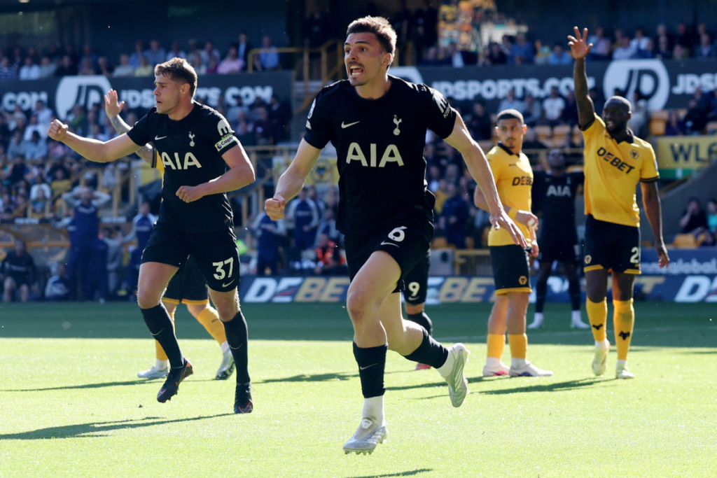 West Ham, Spurs win as relegation battle tightens