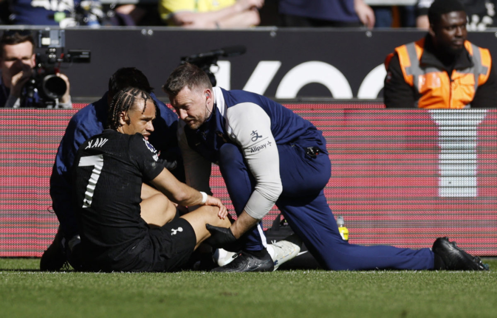 Spurs, Netherlands lose Simons to knee injury