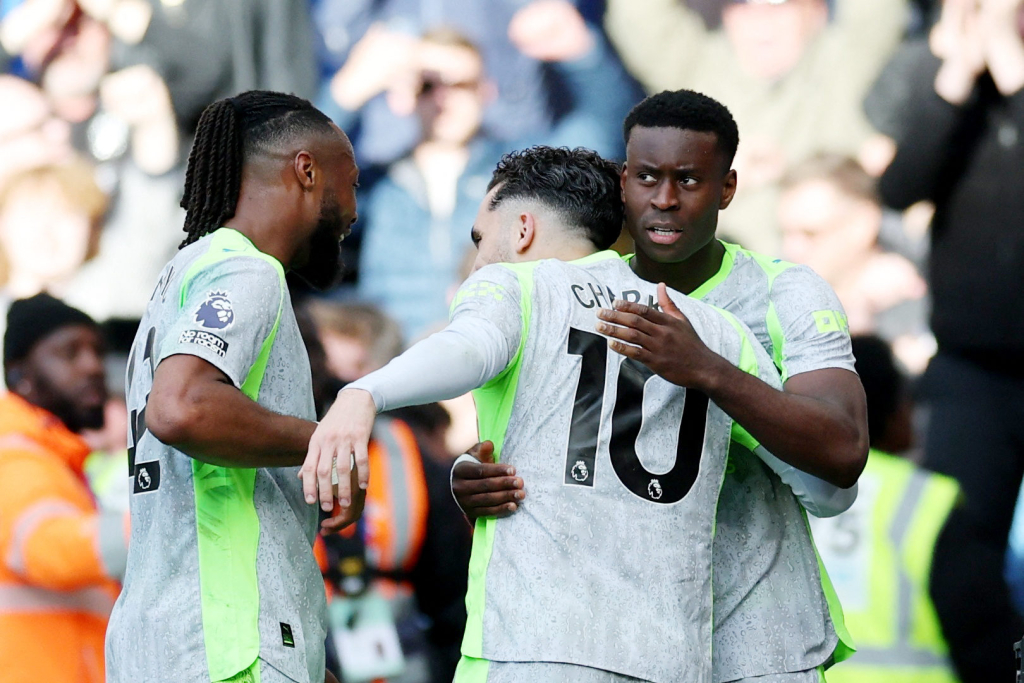 City thrash Chelsea to close gap on Gunners