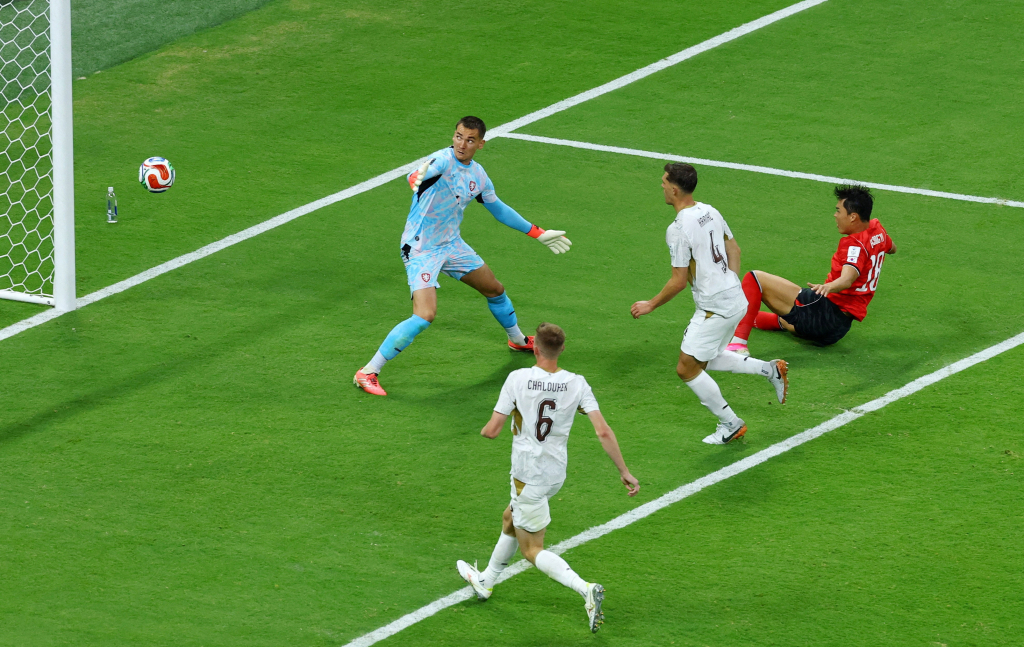 Late Oh strike sends South Korea past Czechs