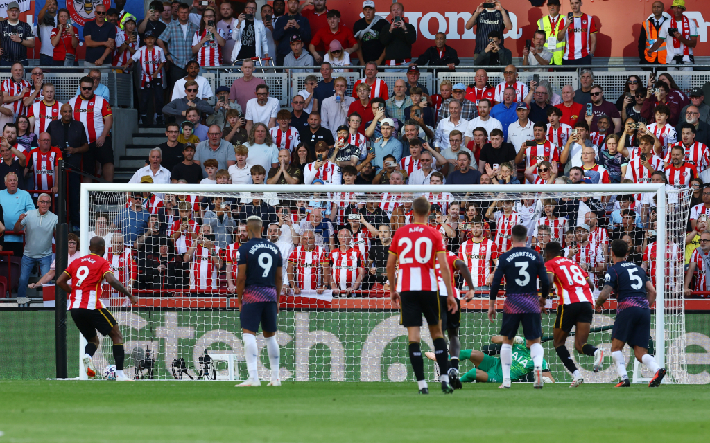 Premier League shocks for United and Tottenham