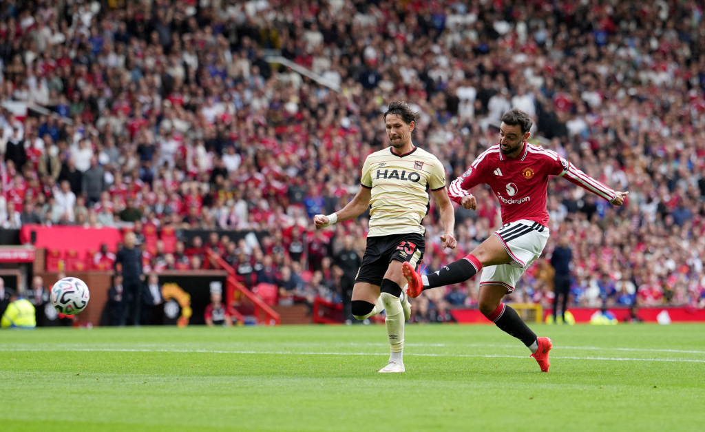 Fernandes inspires United rout, Chelsea beat Brighton