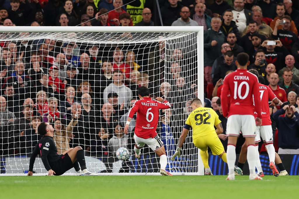 United and Bayern cruise in Champions League openers