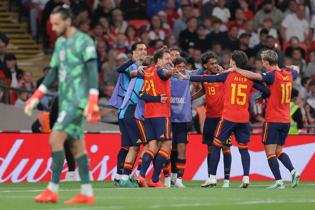 Spain fight back to sink England