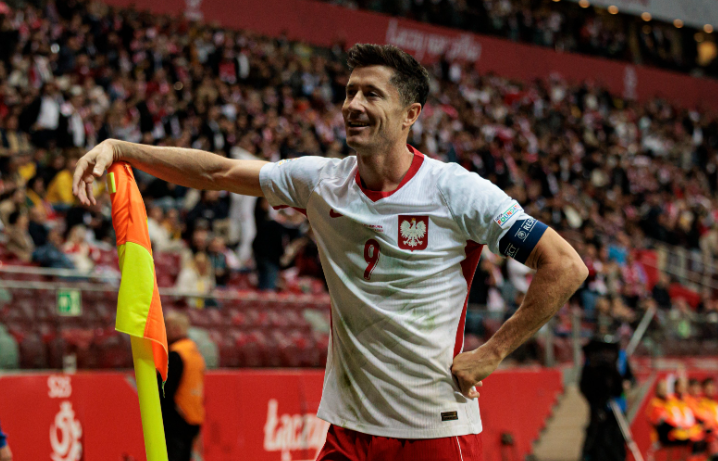 Lewandowski hits treble, De Bruyne doubles up